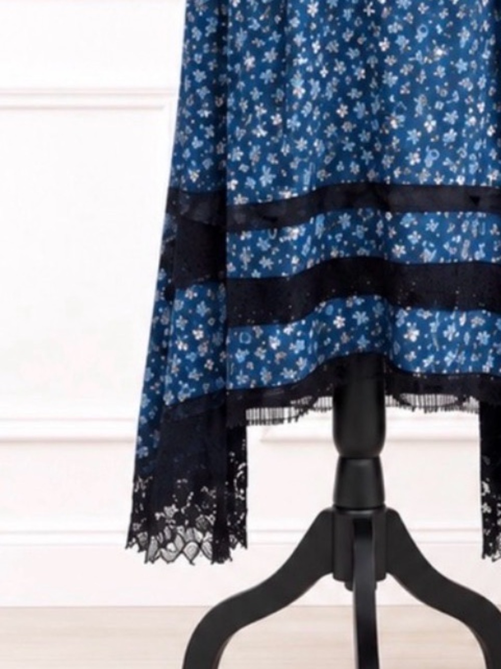 Coach NWT Blue Floral Lace Trim Tie Back Dress Designer Hanger - Picture 5 of 14